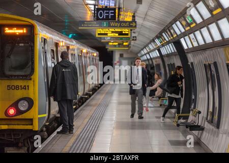 Liverpool Moorfields U-Bahn-Station, Merseyrail Klasse 508 508141 der Dirigent / Wachmann wartet auf die Abfahrtszeit Stockfoto