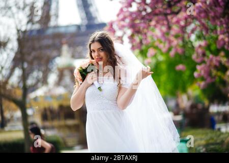 Braut in einem luxuriösen Hochzeitskleid in Paris. Stockfoto