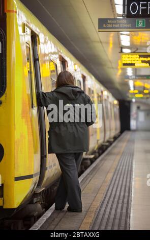 Liverpool Moorfields U-Bahnstation, Merseyrail Klasse 507 507019 der Dirigent / Wachmann schließt die Türen vor der Abfahrt Stockfoto