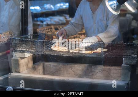 Diese typischen handgemachten japanischen Straßennahrung-Reiscracker werden auf einem Grill gegrillt und als "Embe" bezeichnet. Stockfoto