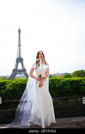 Braut in einem luxuriösen Hochzeitskleid in Paris Stockfoto