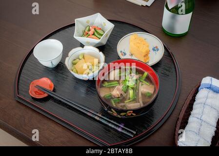 Nahaufnahme eines typischen japanischen, lokalen Gerichts des neuen Jahres, dem Yamagata 'Ozouni', das feierliche Essen des neuen Jahres. Stockfoto