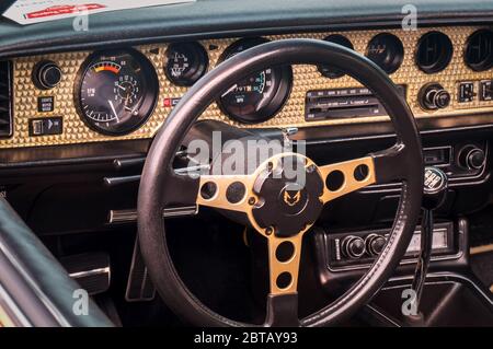 TORONTO, KANADA - 08 18 2018: Lenkrad mit Logo, Zifferblättern und Knöpfen auf der goldenen Frontplatte des 1979 Pontiac Firebird Trans am T-top Oldtimer Stockfoto