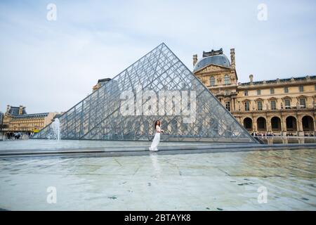 Braut in einem luxuriösen Hochzeitskleid in Paris Stockfoto