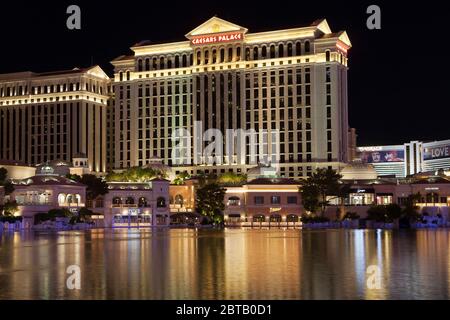 Las Vegas, Nevada - 29. August 2019: Caesars Palace Hotel and Casino in der Nacht in Las Vegas, Nevada, USA. Stockfoto