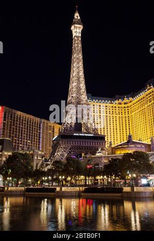 Las Vegas, Nevada - 29. August 2019: Eiffelturm in Paris Las Vegas Hotel und Casino bei Nacht in Las Vegas, Nevada, USA. Stockfoto