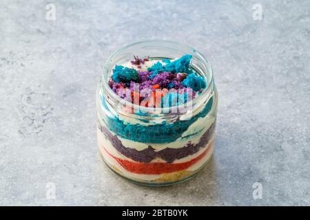 Regenbogen Schicht Kuchen Im Glas Mit Geburtstagskerzen Stockfotografie Alamy