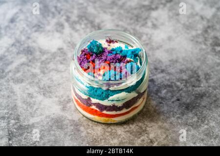 Regenbogen Schicht Kuchen Im Glas Mit Geburtstagskerzen Stockfotografie Alamy