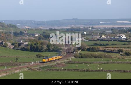 2 Colas railfreight Klasse 37 Lokomotiven auf dem Cumbrischen Coast Railway Line in der Nähe von Silecroft mit einem Network Rail Infrastructure Monitoring Test Train Stockfoto