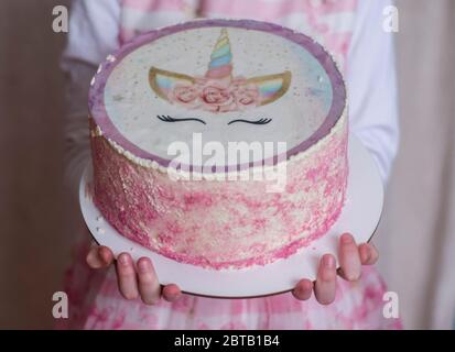 Stück Karamellkuchen mit Sahne.Essen Dessert Foto. Stockfoto