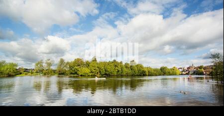 Der Fluss Dee an der kleinen Passagierfähre Überfahrt in Chester mit Kanu auf dem Fluss an einem sonnigen Frühlingstag, Cheshire, Großbritannien Stockfoto