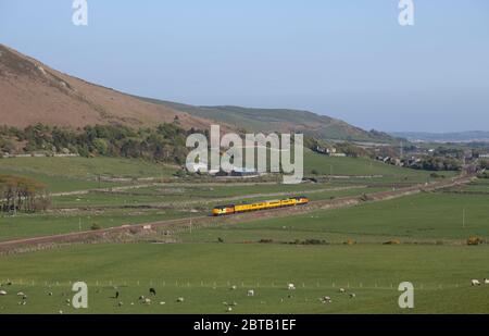 2 Colas railfreight Klasse 37 Lokomotiven auf dem Cumbrischen Coast Railway Line in der Nähe von Silecroft mit einem Network Rail Infrastructure Monitoring Test Train Stockfoto