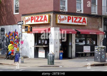 Joe's Pizza, 216 Bedford Avenue, Brooklyn, New York. NYC-Schaufensterfoto einer Zweigstelle einer Greenwich Village Pizzeria im Stadtteil Williamsburg Stockfoto