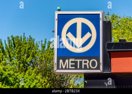 Montreal, Kanada - 23. Mai 2020: Montreal Metro STM Schild an der Saint Laurent U-Bahn-Station. Stockfoto