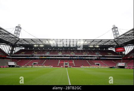 RheinEnergieStadion Köln Deutschland, Fußball: Bundesliga Saison 2019/20, Spieltag 27,1. FC Köln (KOE, weiß) gegen Fortuna Düsseldorf (F95, schwarz) - leeres Stadion. Aufgrund der Corona-Virus-Pandemie werden alle deutschen Ligaspiele in leeren Stadien ohne Zuschauer gespielt. Quelle: Koepsel/Witters/Pool/Kolvenbach nur für redaktionelle Verwendung! Die DFL-Bestimmungen verbieten die Verwendung von Fotos als Bildsequenzen und/oder quasi-Video. Stockfoto