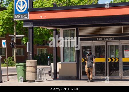 Montreal, CA - 23. Mai 2020: Mann mit Gesichtsmaske zum Schutz vor COVID-19, der aus der U-Bahn-Station Saint Laurent herauskommt Stockfoto