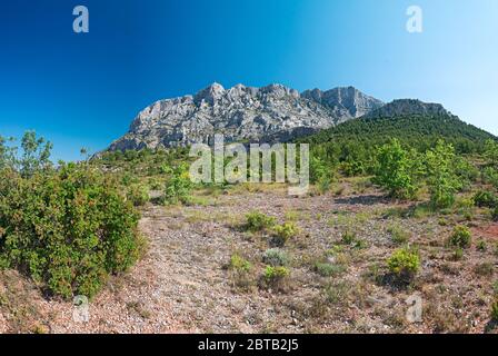 Sainte Victoire Mountain ist ein Bergmassiv in Südfrankreich, das für Paul Cezannes Gemälde berühmt ist. Stockfoto