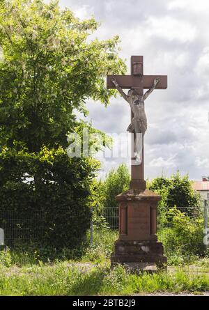 Outdoor Kruzifix religiöse Symbole. Christlicher Glaube. Katholisches Kreuz an der Straße. Stockfoto