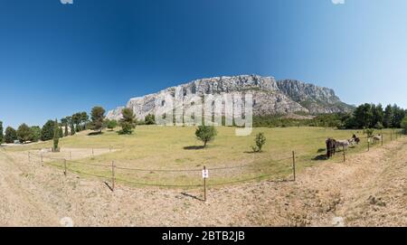 Sainte Victoire Mountain ist ein Bergmassiv in Südfrankreich, das für Paul Cezannes Gemälde berühmt ist. Stockfoto