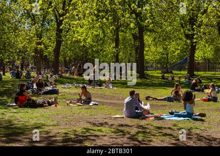 Montreal, CA - 23 Mai 2020 : Menschen versammeln sich während der Coronavirus-Pandemie im Laurier Park Stockfoto