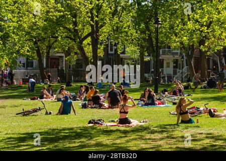 Montreal, CA - 23 Mai 2020 : Menschen versammeln sich während der Coronavirus-Pandemie im Laurier Park Stockfoto