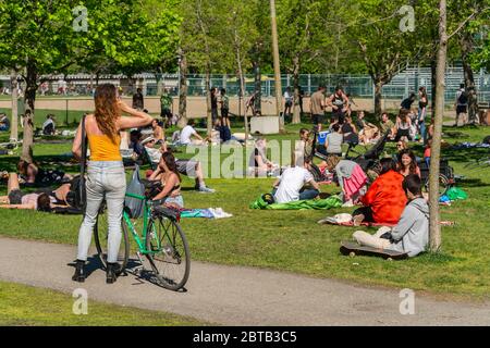 Montreal, CA - 23 Mai 2020 : Menschen versammeln sich während der Coronavirus-Pandemie im Laurier Park Stockfoto