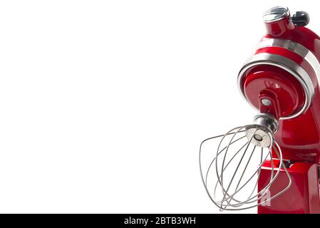 Stilvoller Roter Küchenmischer Mit Isoliertem Schnittpfad Auf Weißem Hintergrund. Professioneller elektrischer Stahl-Mixer mit Metallbesen Stockfoto