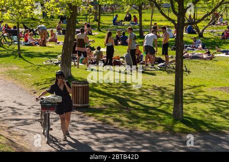 Montreal, CA - 23 Mai 2020 : Menschen versammeln sich während der Coronavirus-Pandemie im Laurier Park Stockfoto