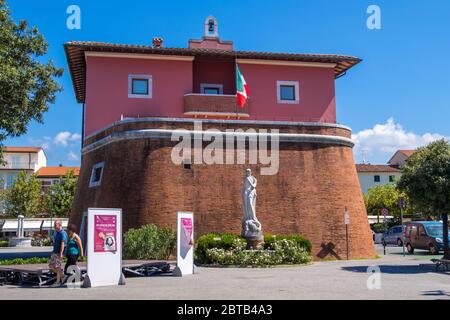 Forte dei Marmi, Italien - 18. August 2019: Der Fortino, eine großherzogliche Festung aus dem Jahre 1788 und die Marmorstatue La Vittoria von Arturo Dazzi, 1937 Stockfoto