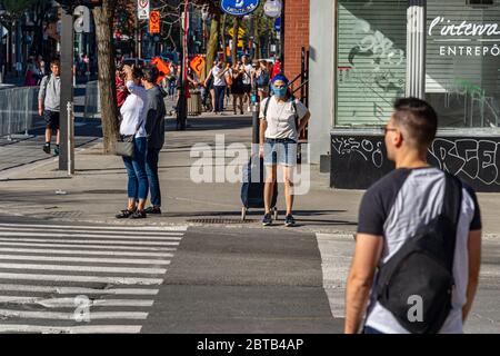 Montreal, CA - 23. Mai 2020: Frau mit Gesichtsmaske zum Schutz vor COVID-19 auf Mont Royal Avenue Stockfoto