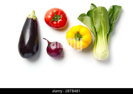 Gemüse flach legen. Rohes Gemüse, Gurke lila Kohl Spinat Tomaten Paprika Zwiebel Brokkoli Kraut, viel Kopierraum Stockfoto