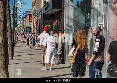 Montreal, CA - 23. Mai 2020 : Kunden in einer Linie außerhalb der SAQ Spirituosengeschäft in Montreal Stockfoto