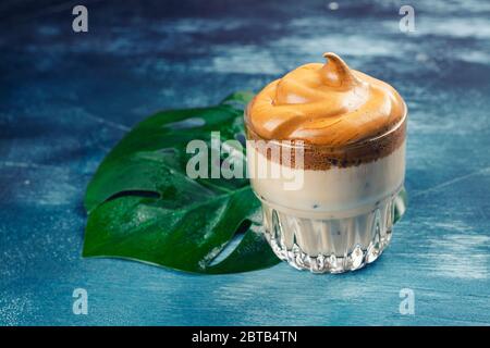 Dalgona koreanischen Kaffee, trendy Getränk mit Schlagsahne Instant-Kaffee und Milch Stockfoto