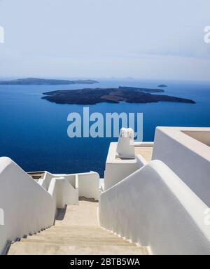 Insel Santorini, Griechenland, Weiß traditionelle Architektur in Caldera, Treppen und Gebäudedetails vor blauem Meer und klarem Himmel Hintergrund, vertikal p Stockfoto