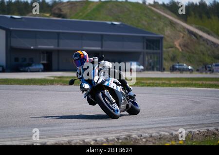 10-05-2020 Ropazi, Lettland Motorrad-Praxis in einer schnellen Kurve auf der Strecke gelehnt. Stockfoto