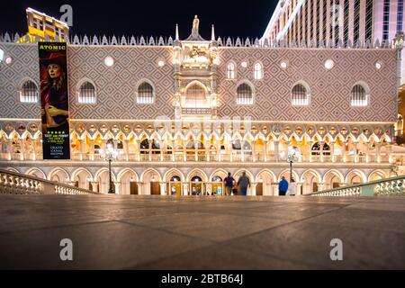 LAS VEGAS, NEVADA - 23. FEBRUAR 2020: Blick auf das Venetian Resort in Las Vegas bei Nacht mit beleuchteten Lichtern gesehen Stockfoto