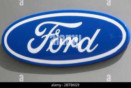 London, Großbritannien. Mai 2020. Ford Motor Company Logo gesehen bei einem Autohaus. Kredit: Keith Mayhew/SOPA Images/ZUMA Wire/Alamy Live News Stockfoto