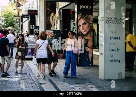 Athen Griechenland August 29, 2019 Blick auf Unbekannte Menschen, die am Nachmittag in der Ermou Straße in Athen spazieren und einkaufen gehen Stockfoto