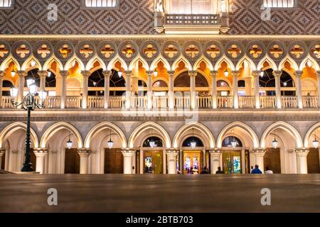 LAS VEGAS, NEVADA - 23. FEBRUAR 2020: Blick auf das Venetian Resort in Las Vegas bei Nacht mit beleuchteten Lichtern gesehen Stockfoto