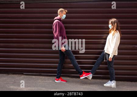 Fußschütteln eine neue Art der Begrüßung, die Handschlag vermeiden, um die Ausbreitung des Coronavirus zu stoppen. COVID-19-Konzept. Stockfoto