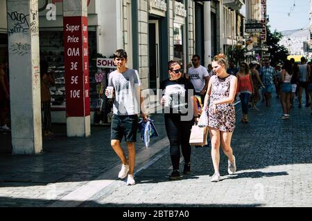 Athen Griechenland August 29, 2019 Blick auf Unbekannte Menschen, die am Nachmittag in der Ermou Straße in Athen spazieren und einkaufen gehen Stockfoto