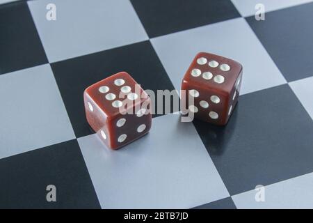 Würfel mit sechs Zahlen spielen auf Schachbrett Oberfläche Stockfoto