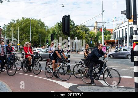 Amsterdam, Niederlande - 9. September 2018: Straße mit Menschen auf dem Fahrrad in der Altstadt von Amsterdam, Niederlande Stockfoto