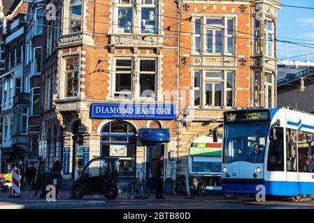 Amsterdam, Niederlande - 9. September 2018: Fassade der Diamantenfabrik Koh-i-Noor mit Menschen in Amsterdam, Niederlande Stockfoto