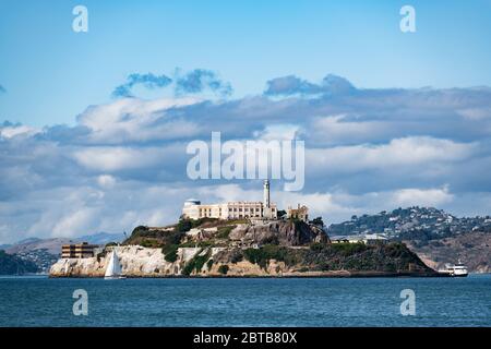 Blick auf Alcatraz Island vom Pier 39. Stockfoto