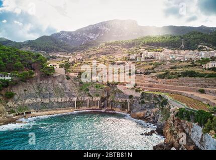 Malerische Bucht mittelmeer Bucht Lagunenblick Hügelhäuser in kleinen spanischen europäischen Dorf Banyalbufar Stadt. Ländliche Dorf Stockfoto