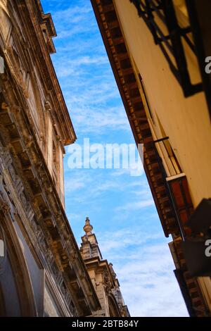 Blauer Himmel Blick zwischen alten Architektur von Granada spanische Altstadt, charmante enge Gassen, sonniger Tag. Andalusien, Europa, Granada, Spanien Stockfoto