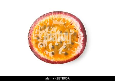 Geschnittene reife Passionsfrucht auf weißem Hintergrund Stockfoto