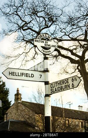 Yorkshire West Riding Schild in Bolton-by-Bowland Dorf, im Wald von Bowland, Lancashire, Großbritannien Stockfoto