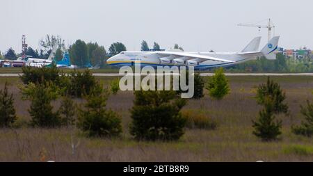 Gostomel, Ukraine - 17. Mai 2020: Flugzeug AN-225 Mriya ist am Antonov Flughafen. Das größte ukrainische Frachtflugzeug der Welt auf der Landebahn. Stockfoto